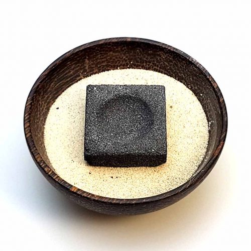 Premium Räucherkohle in Schale mit Sand